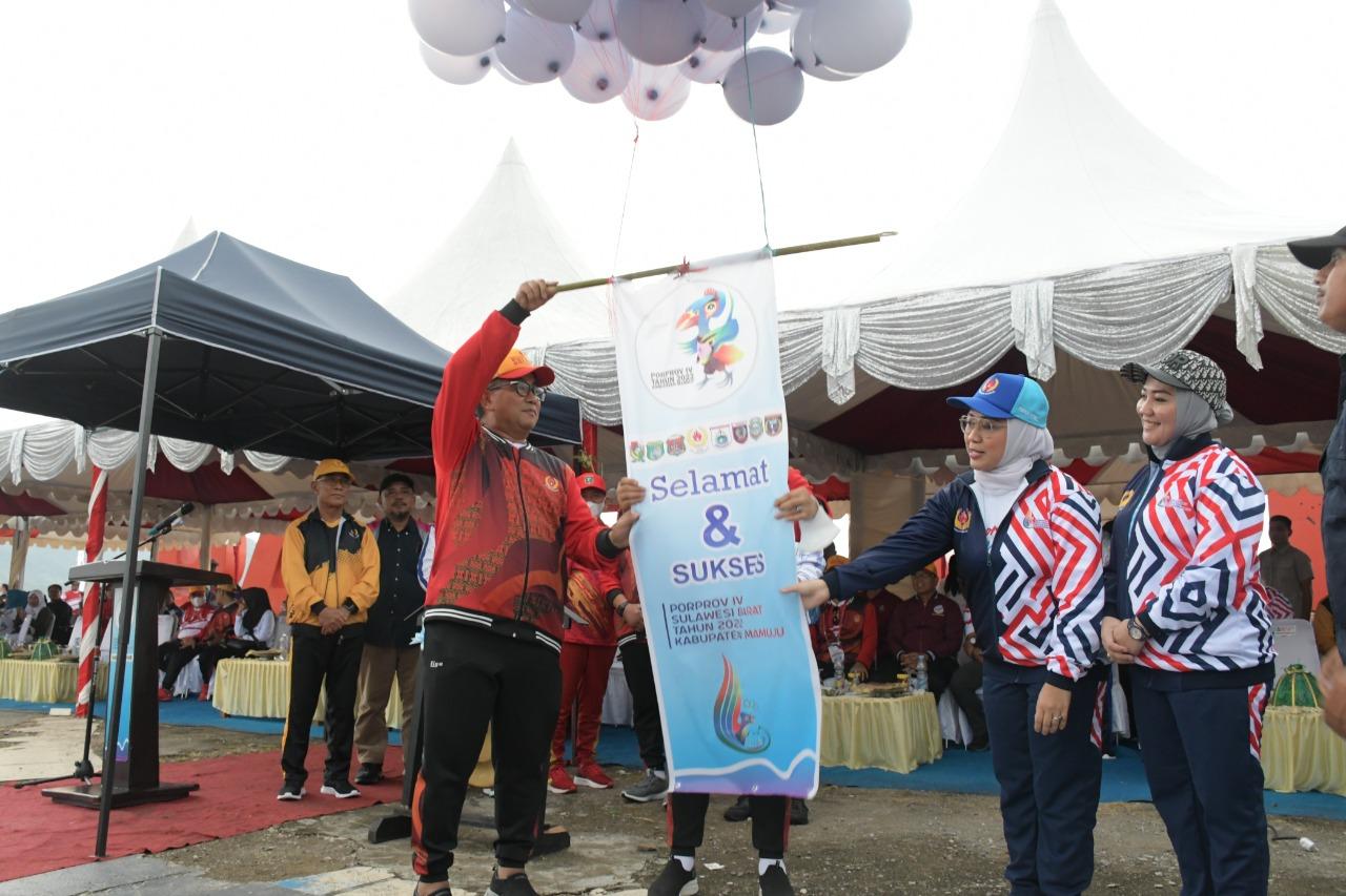 Pj-Akmal-malik-melepas-balon-udara-secara-simbolis-pertanda-dimulainya-Porprov-Sulbar.jpg
