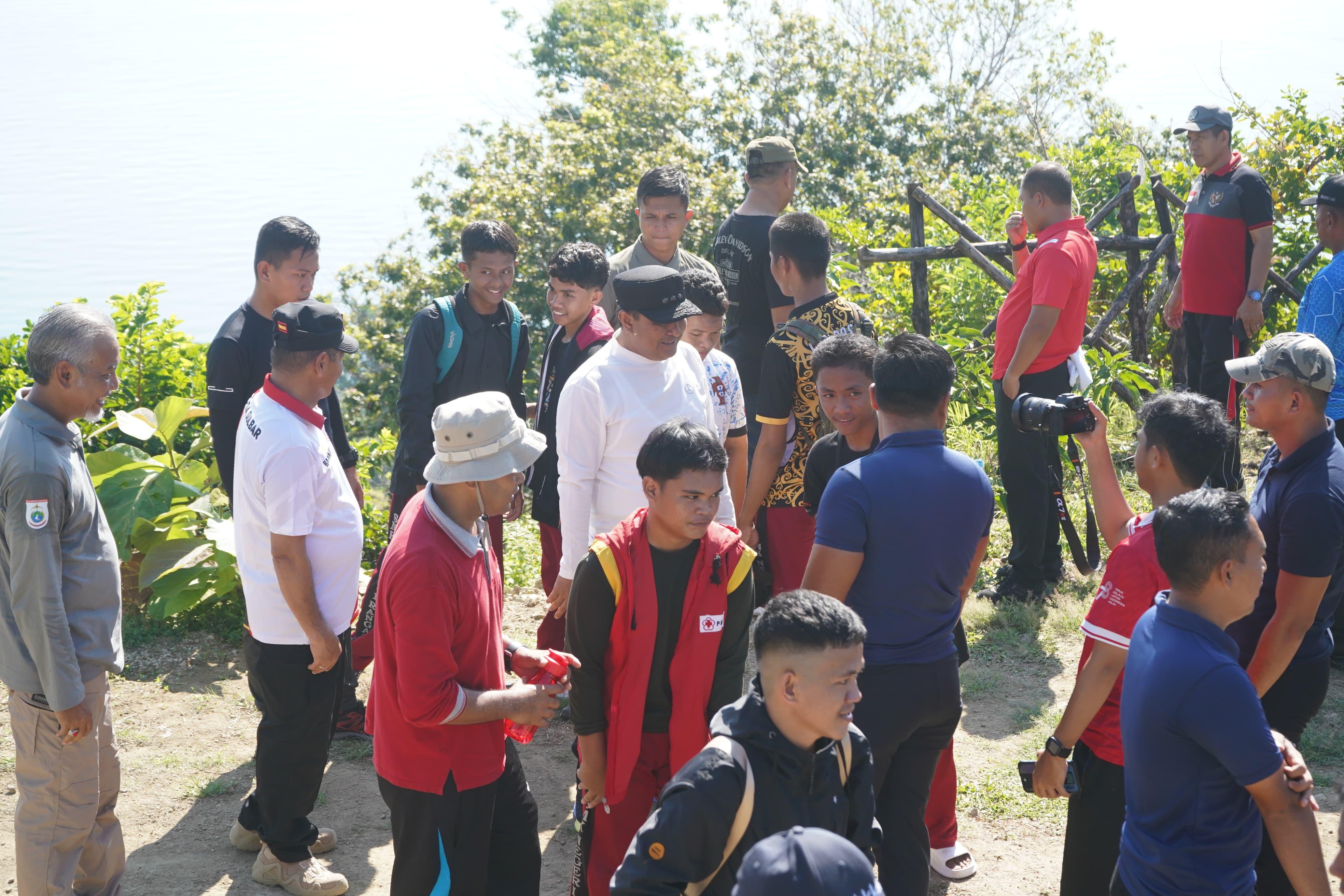 Pj Gubernur Bahtiar Ajak Siswa SMK dan SMA di mamuju Hiking, Ajak Siswa Berkegiatan Positif