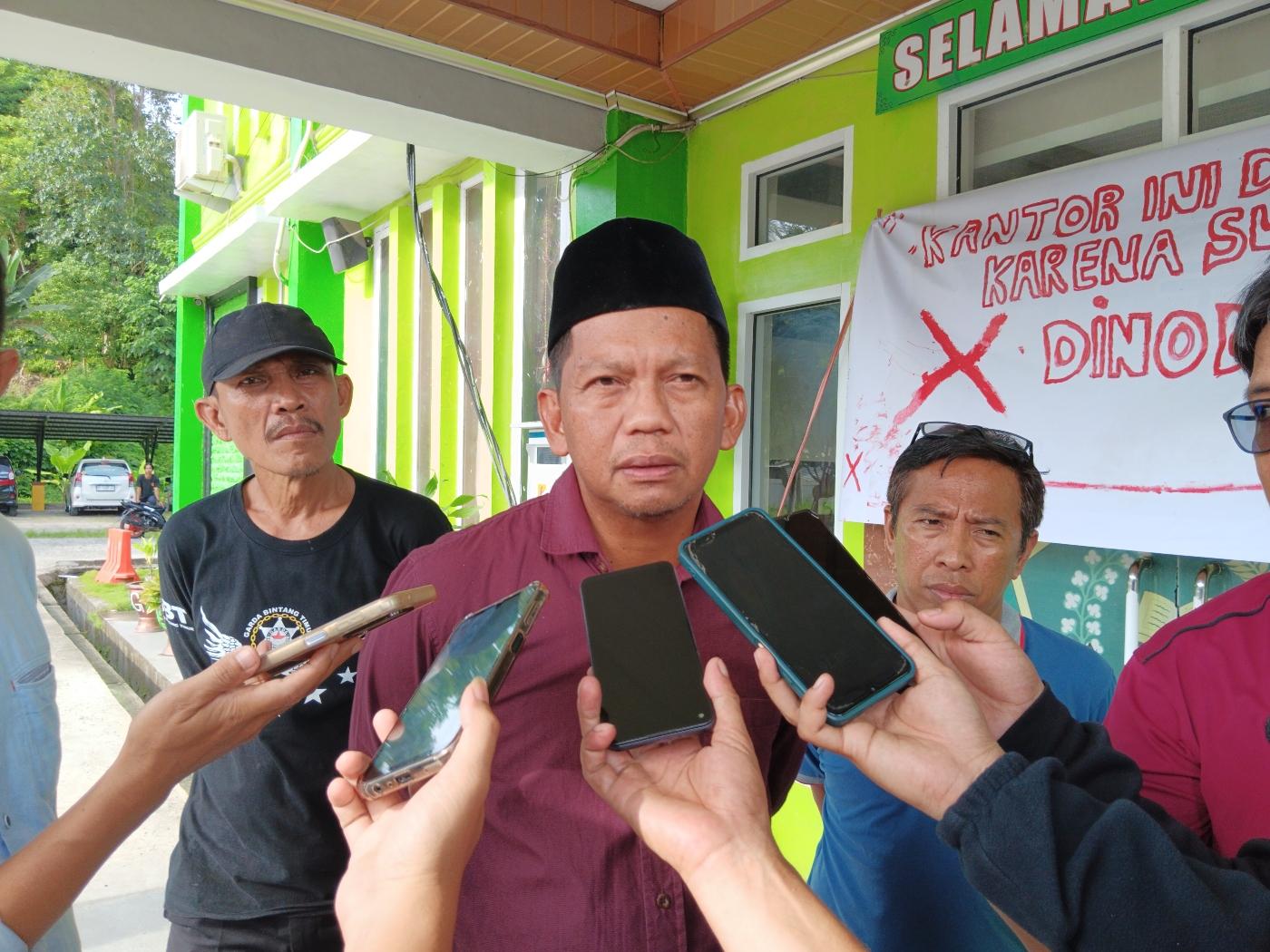 Plh-Kanwil-Kemenag-Sulbar-Syamsul-saat-ditemui-awak-media-usai-aksi-demo-PMII.jpg