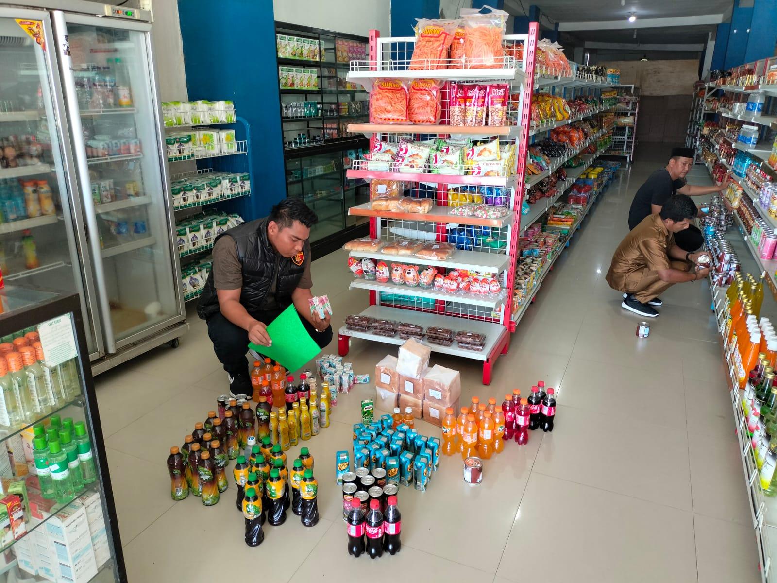 Polisi-dan-petugasa-dari-Dinas-Kesehatan-pasangkayu-memeriksa-tanggal-kadaluarsa.jpg