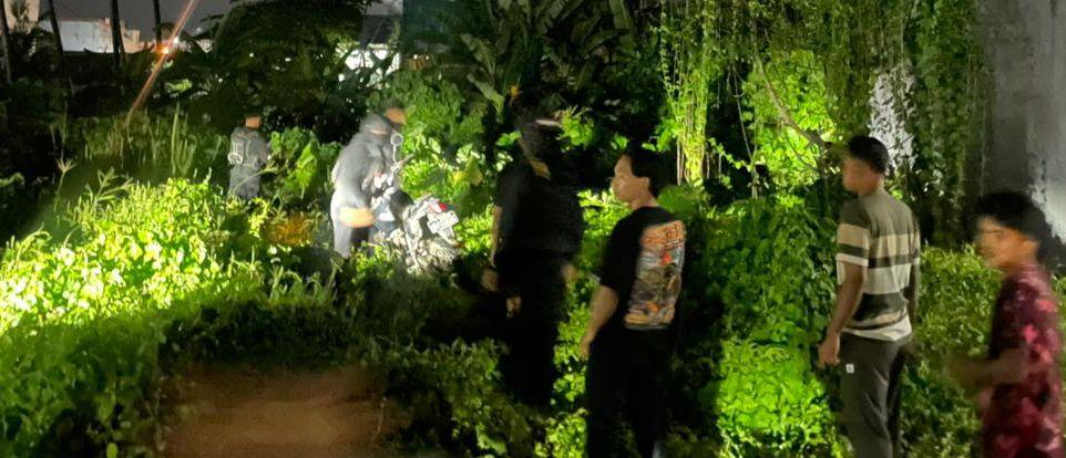 Polisi-dan-warga-mendatangi-lokasi-pria-ngamuk-bawa-sebilah-parang.jpg
