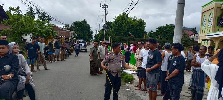 Polisi-dan-warga-saat-mengevakuasi-ko.jpg