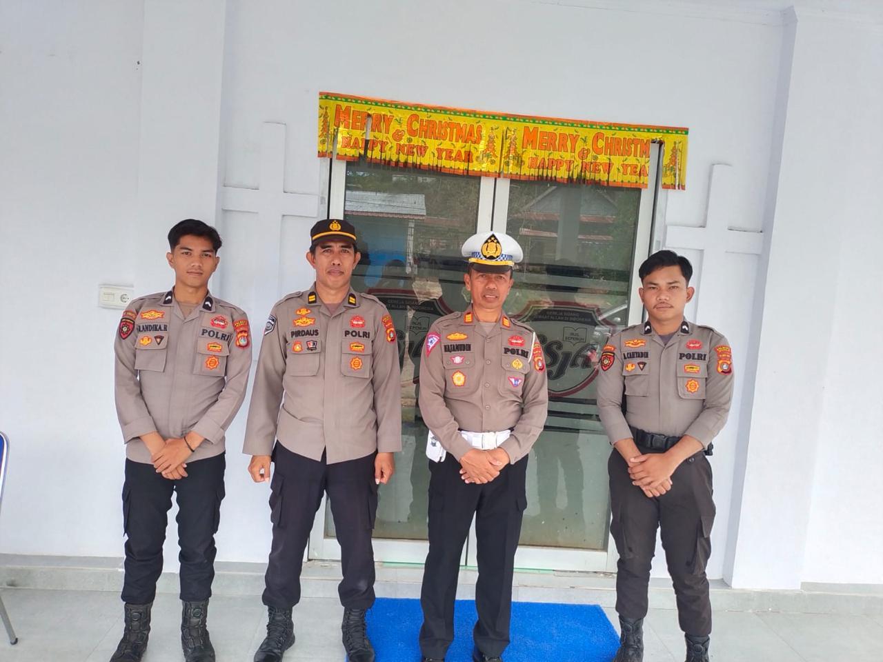 Polisi-di-Mamuju-jaga-gereja-yang-sedang-giat-paskah.jpg