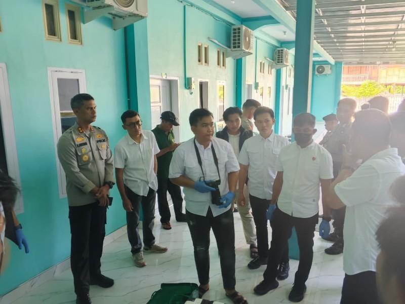Polisi-oalh-tkp-penemuan-mayat-pegawai-bank.jpg
