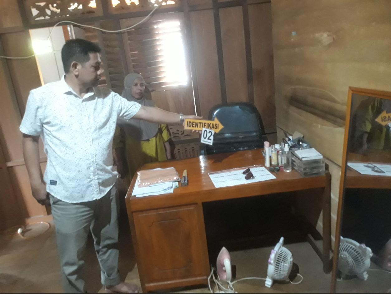 Polisi-olah-TKP-pencurian-di-rumah-seorang-warga-di-Polman-Selasa-10122024.jpg