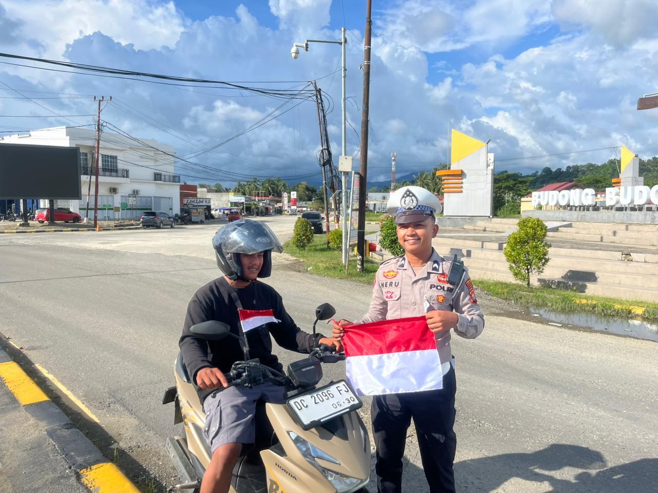 Di Tengah Isu Bendera One Piece, Polres  Mateng Bagikan Ratusan Bendera Merah Putih ke Pengendara