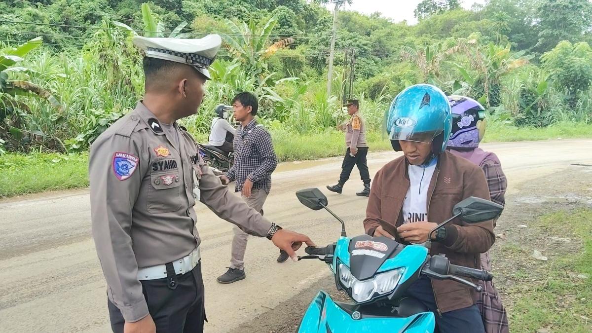 Polisi-saat-melakukan-pemeriksaan-kendaraan-di-Jalan-Trans-Sulawes-Mamuju-Tengah.jpg