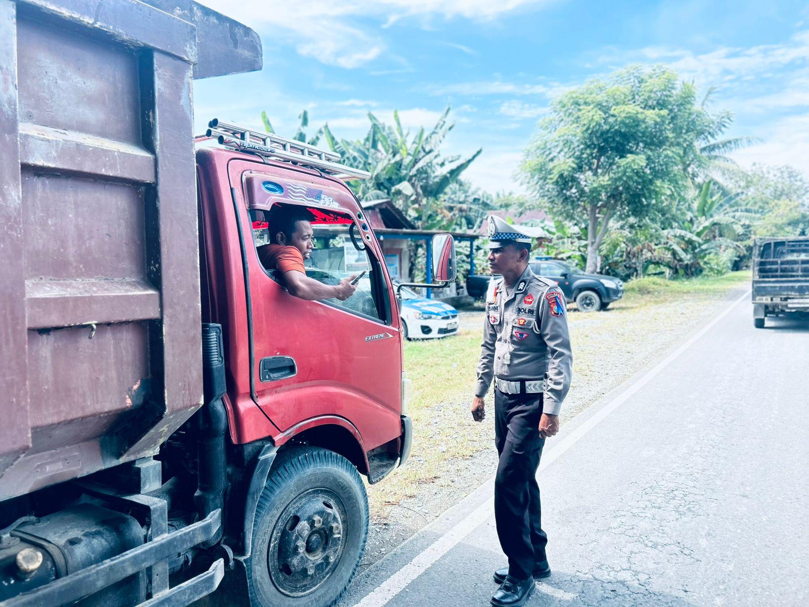 Polisi-saat-melakukan-penindakan-terhadap-truk-overload.jpg