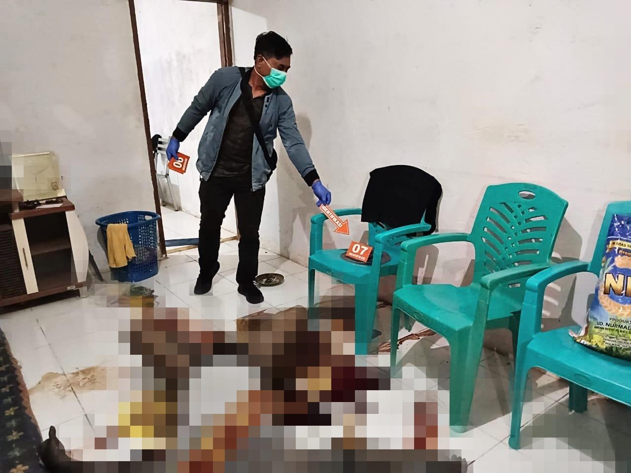 Polisi-saat-olah-TKP-di-rumah-korban-BTN-Cabalu-KM-8-Desa-Karossa.jpg