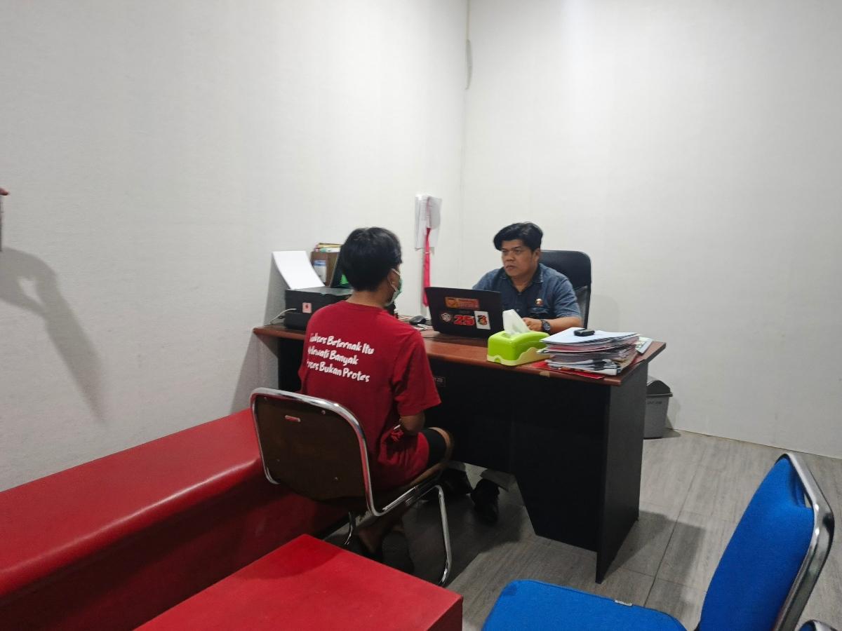 Polres-Majene-saat-interogasi-seorang-pemuda-berinisial-AR-22-yang-setubuhi-anak.jpg