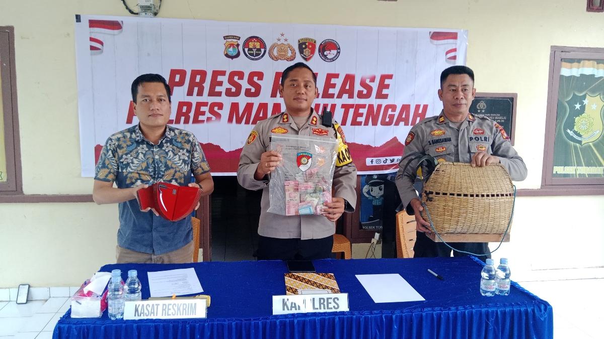 Polres-Mateng-saat-konferensi-pers-di-Kantor-Polsek-Tobadak.jpg