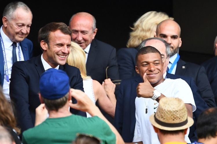Presiden-Perancis-Emmanuel-Macron-bersama-penyerang-PSG-Kylian-Mbappe.jpg