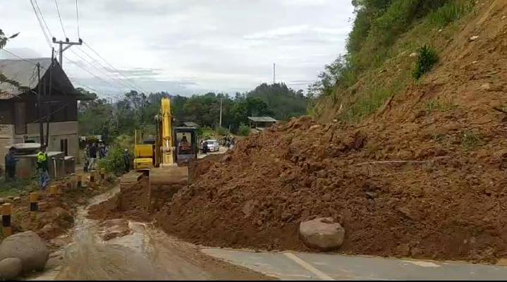 Proses-pembersihan-tumpukan-material-longsor-di-Jalan-Poros-Mamuju-Mamasa.jpg