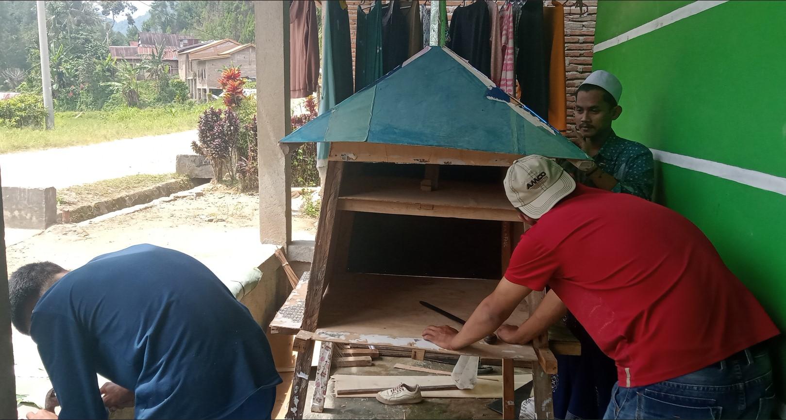 Proses-pembuatan-tiri-hias-oleh-remaja-Desa-Saluahok.jpg