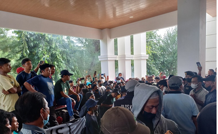 Puluhan-masyarakat-geruduk-kantor-DPRD-Mamuju.jpg