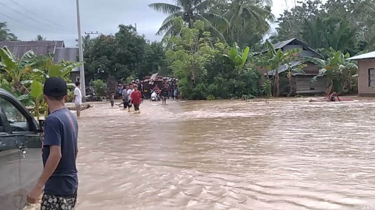 Puluhan-rumah-warga-terendam-banjir-di-Desa-Landi-Kanusuang.jpg