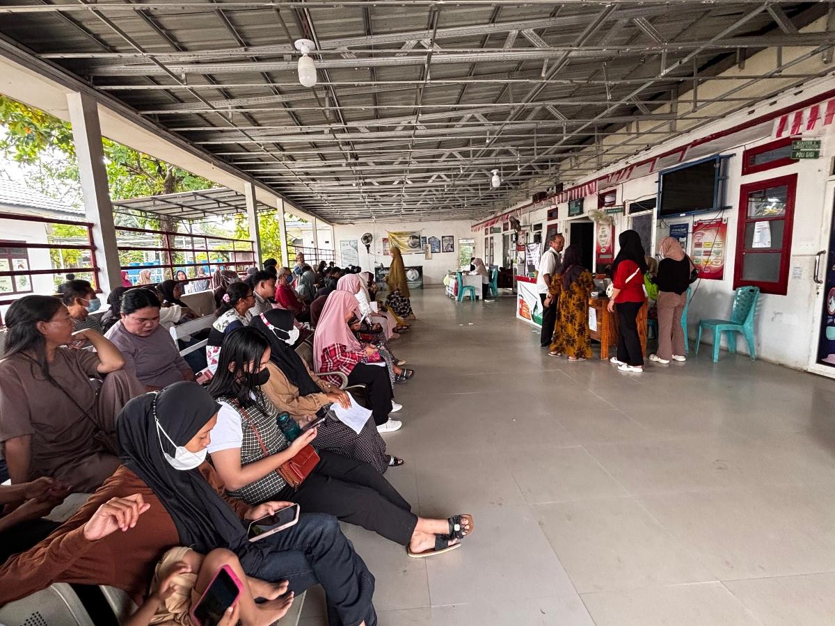 Puskesmas Pekkabata Polman Tetap Buka Poli Umum di Masa WFA, Puluhan Warga Antre Berobat