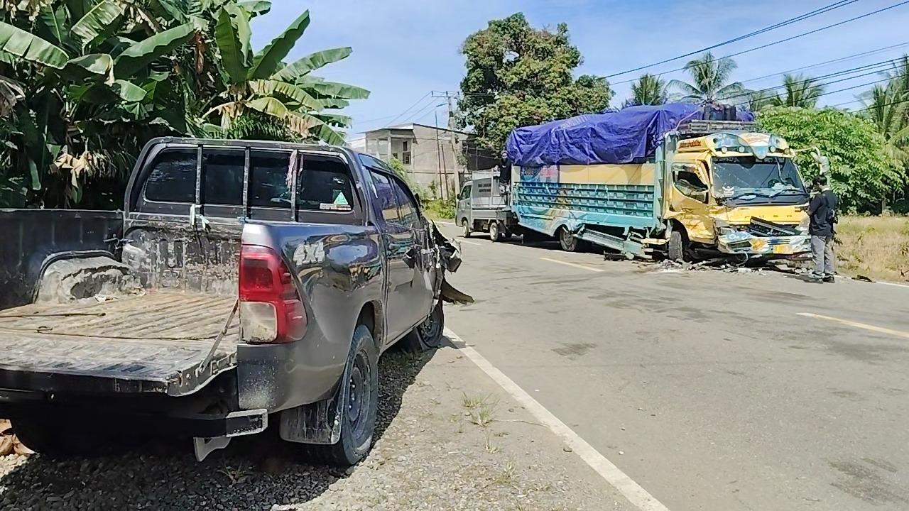 Kronologi Truk Hino dan Hilux Adu Banteng di Jl Trans Mateng, Mobil Rusak Parah dan Korban Selamat