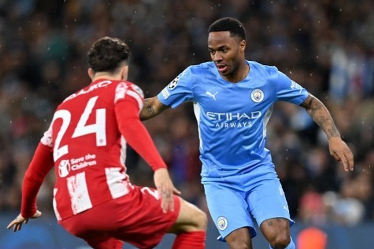 Raheem-Sterling-kanan-coba-melewati-adangan-Sime-Vrsaljko-dalam-laga-Man-City-vs-Atletico-Madrid.jpg