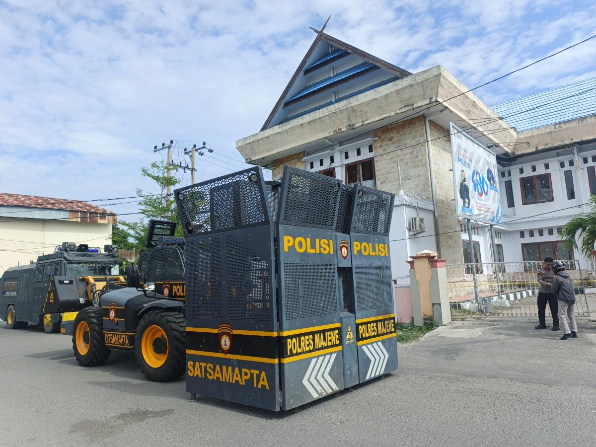 Rantis-Polres-Majene-di-depan-Kantor-DPRD-Majene.jpg