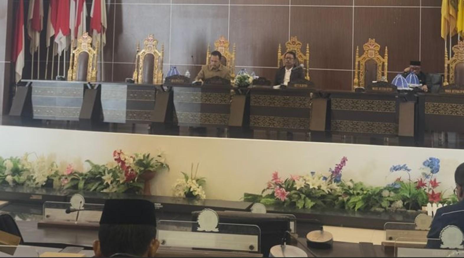 Rapat-DPRD-Mamuju-soal-air-limbah.jpg
