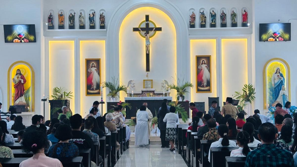 Ratusan Umat Katolik Mamuju Rayakan Misa Kenaikan Yesus Kristus, Pastor Sampaikan 3 Pesan Penting