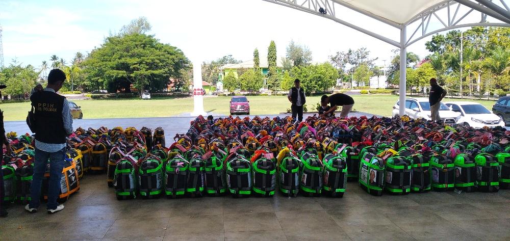 Ratusan-koper-JCH-asal-Polman-dikumpul-di-depan-gedung-Gadis-Minggu-2662022.jpg
