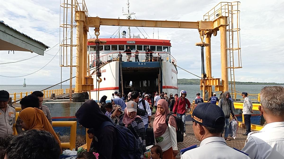 Ratusan-penumpang-turun-dari-KM-Laskar-Pelangi-di-Pelabuhan-Feri-Mamuju.jpg