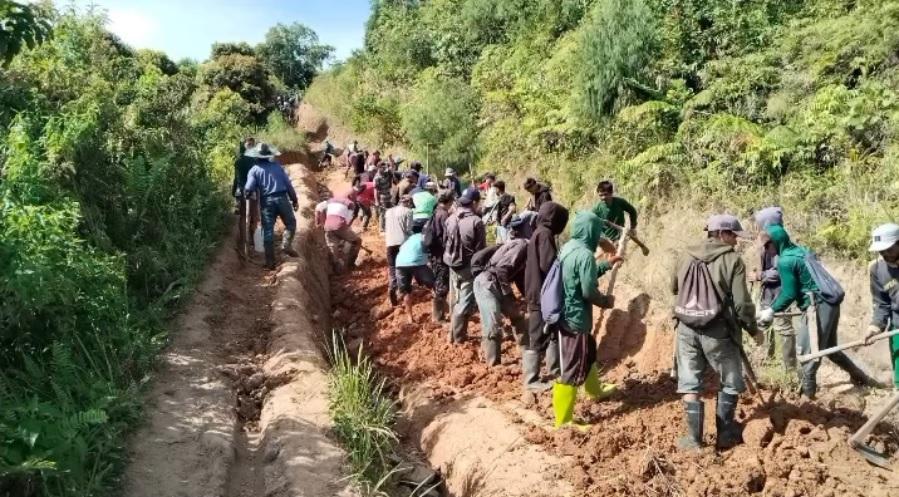 Ratusan-warga-Tutar-Kabupaten-Polewali-Mandar-gotong-royong-memperbaiki-jalan-rusak.jpg