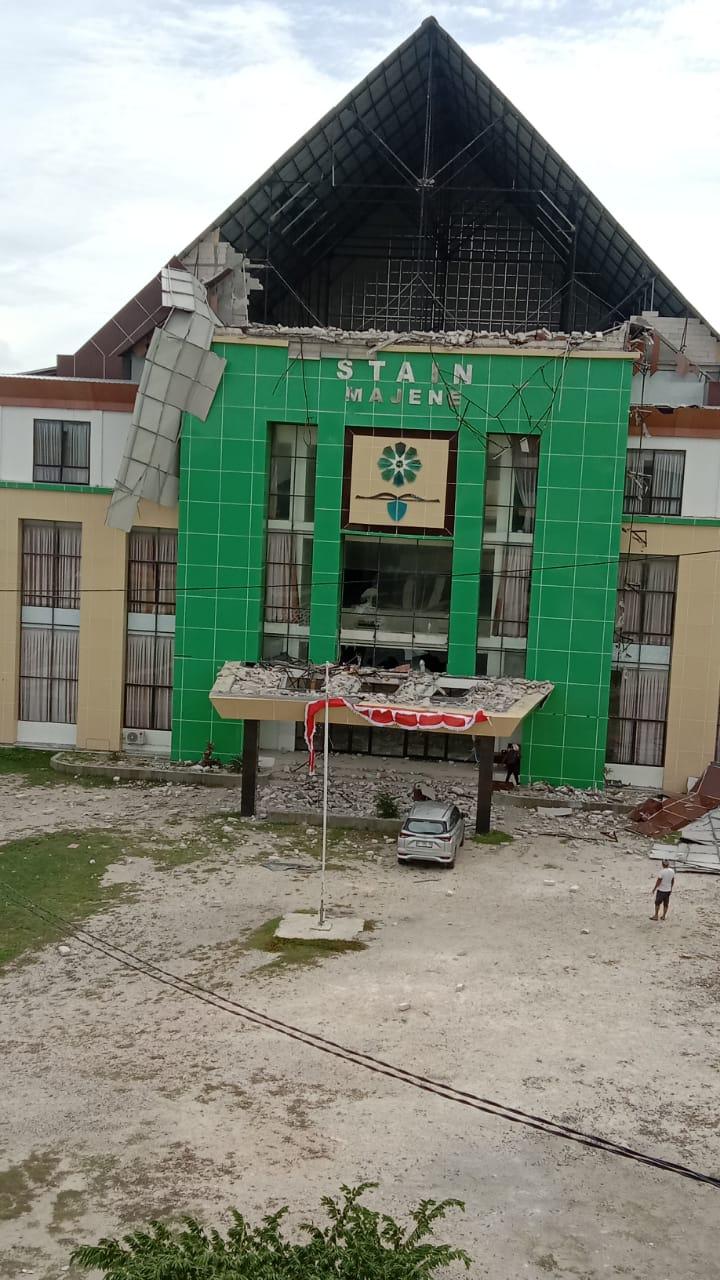Rektorat-STAIN-Majene-rusak-akibat-angin-kencang.jpg