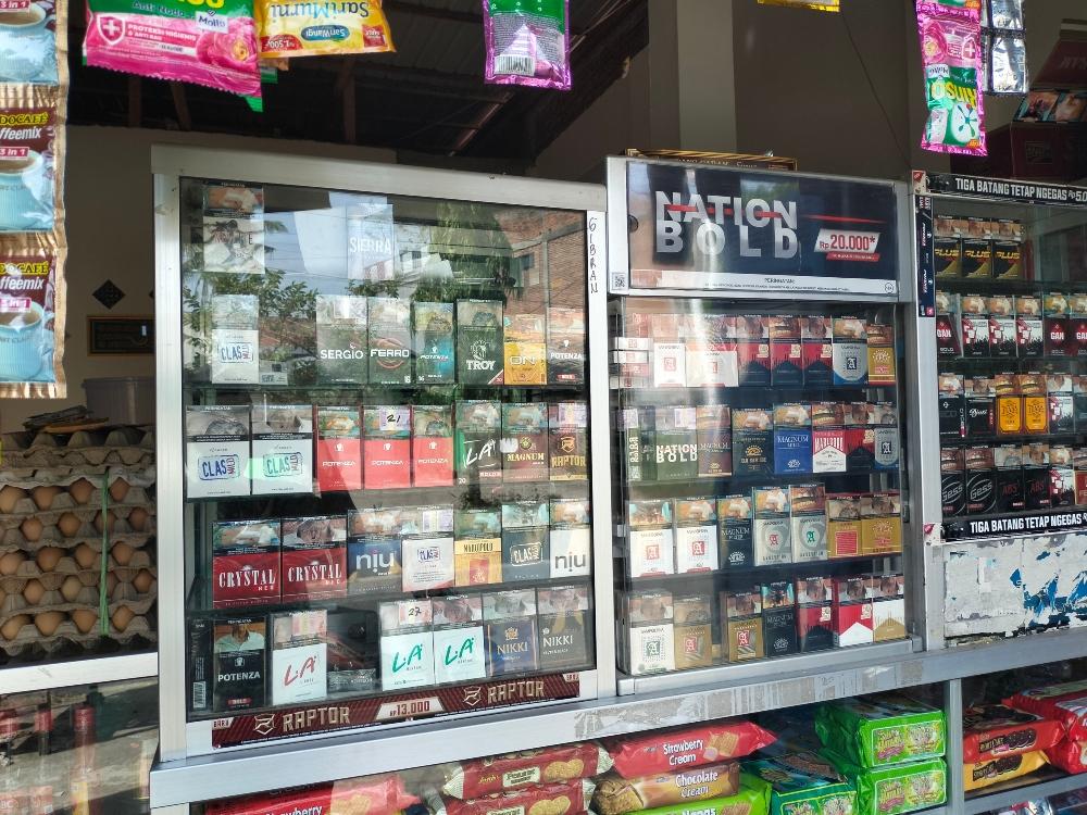 Rokok-tersusun-dalam-etalase-di-kios.jpg