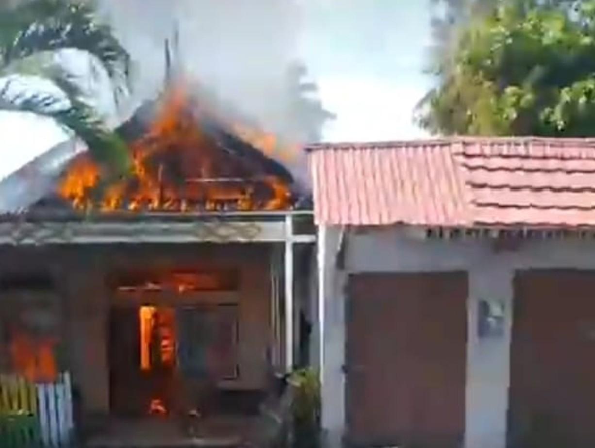 Korsleting Listrik, Diduga Penyebab Rumah Warga Malunda Majene Ludes Terbakar, Sempat Ada Ledakan