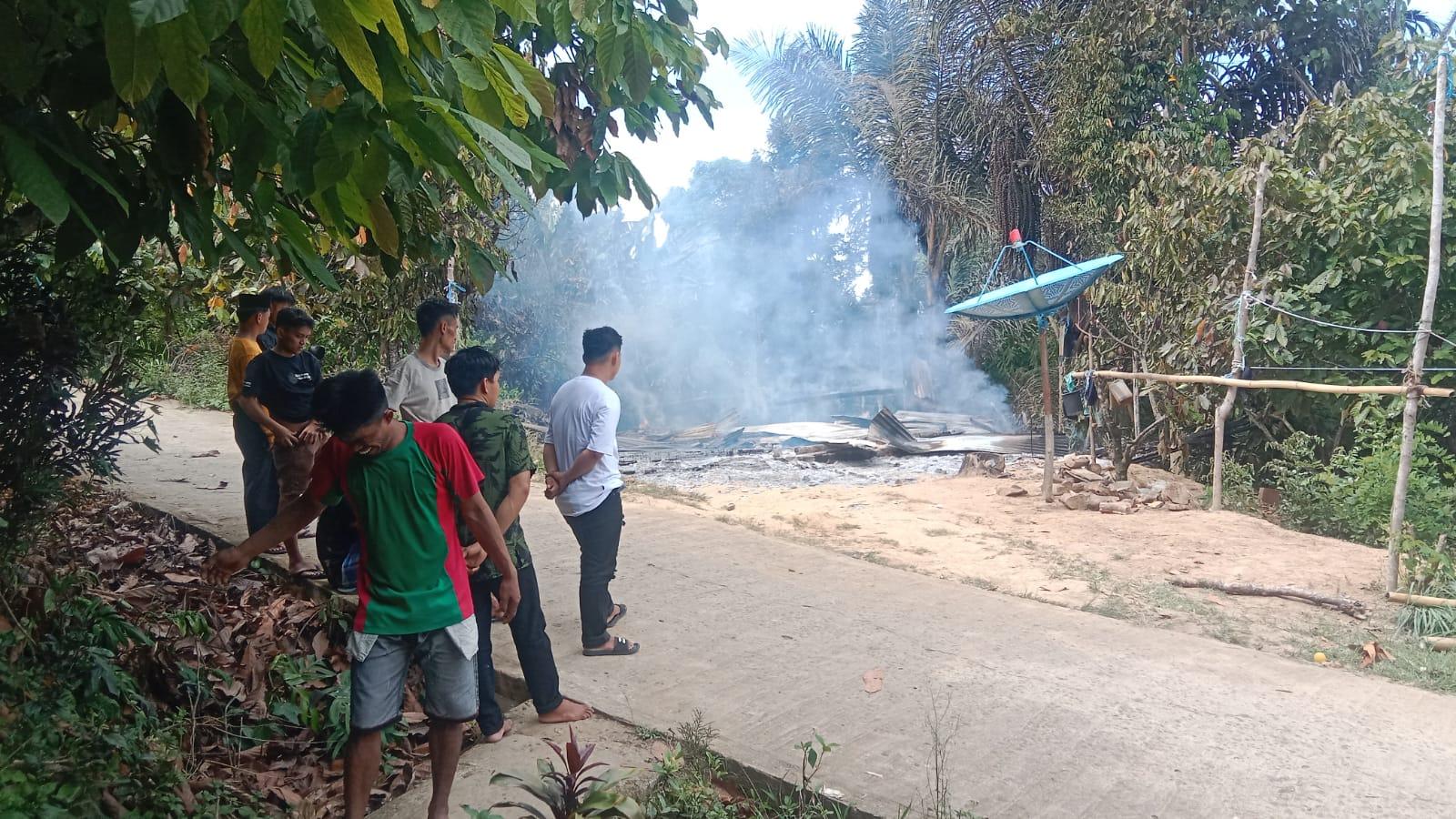 Ditinggal Pemilik Pergi Silaturahmi Rumah di Tutar Polman Terbakar Diduga Korsleting Listrik