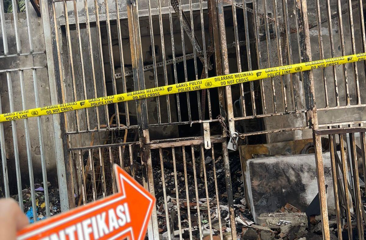 Kios di Polman Terbakar Uang Rp47 Juta Ikut Hangus 5 Unit Damkar Diterjunkan Padamkan Api