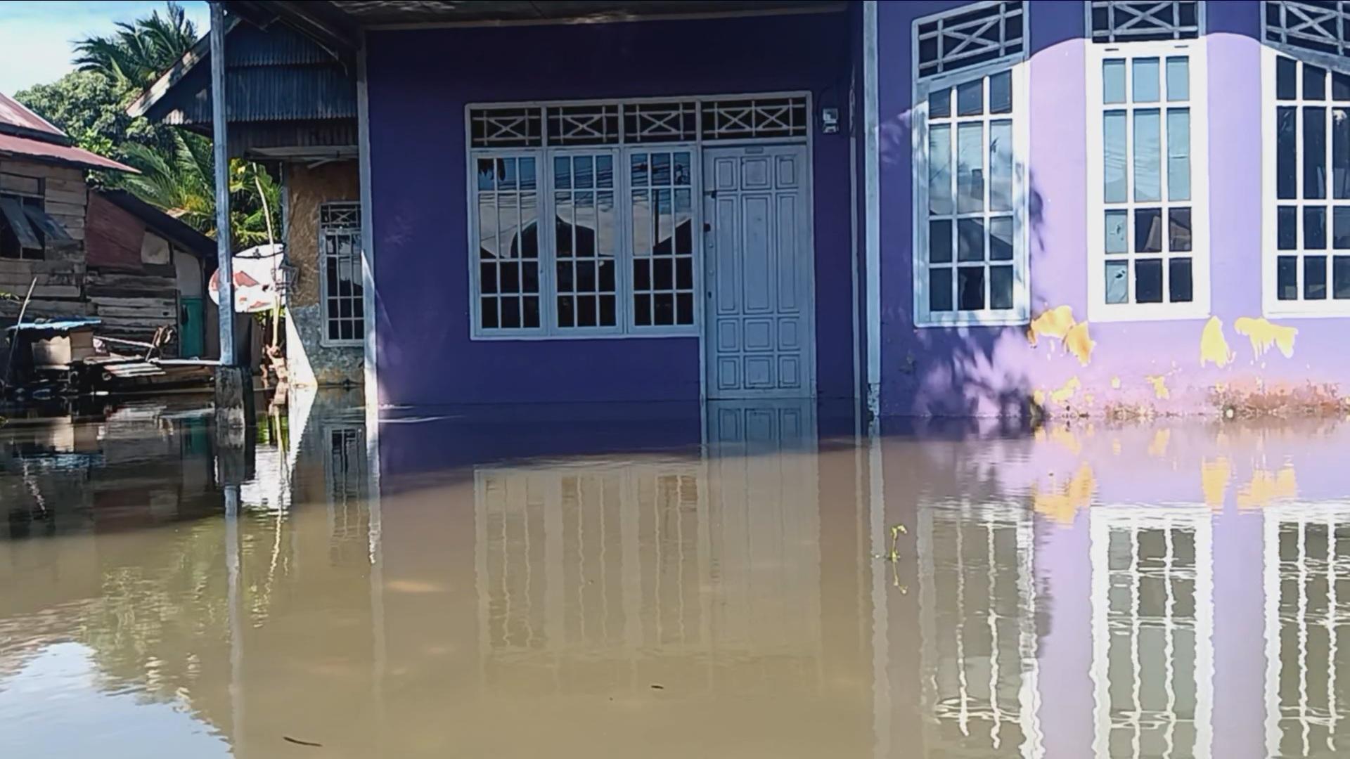 Rumah-warga-yang-terendam-banjir-di-Lingkungan-Landi-Kelurahan-Rangas-Simboro-Mamuju.jpg