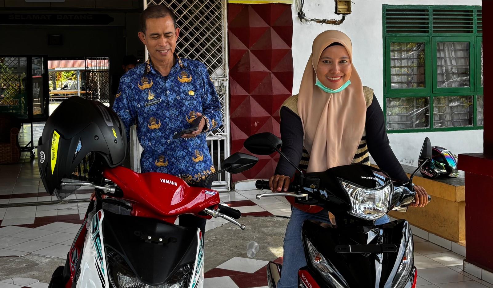 Rusmiati-saat-menerima-dua-sepeda-motor-lagi-total-ada-tiga-sepeda-motor-ia-terima.jpg