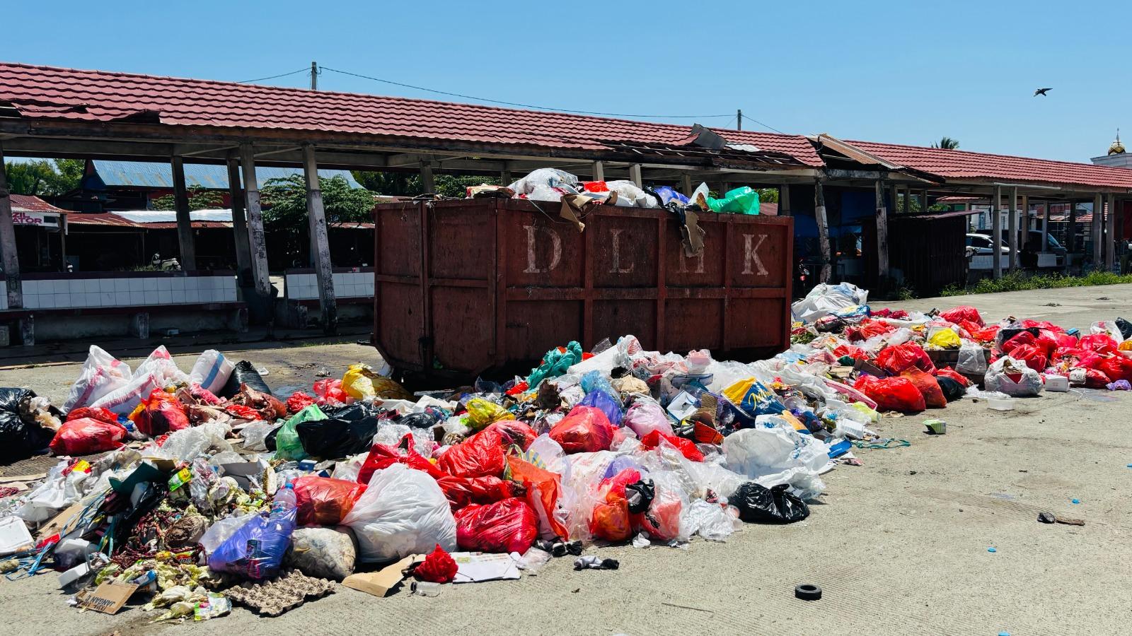 Imbas TPA Ditutup, Sampah Menumpuk di Pasar Baru Mamuju, Usaha Pedagang Terganggu