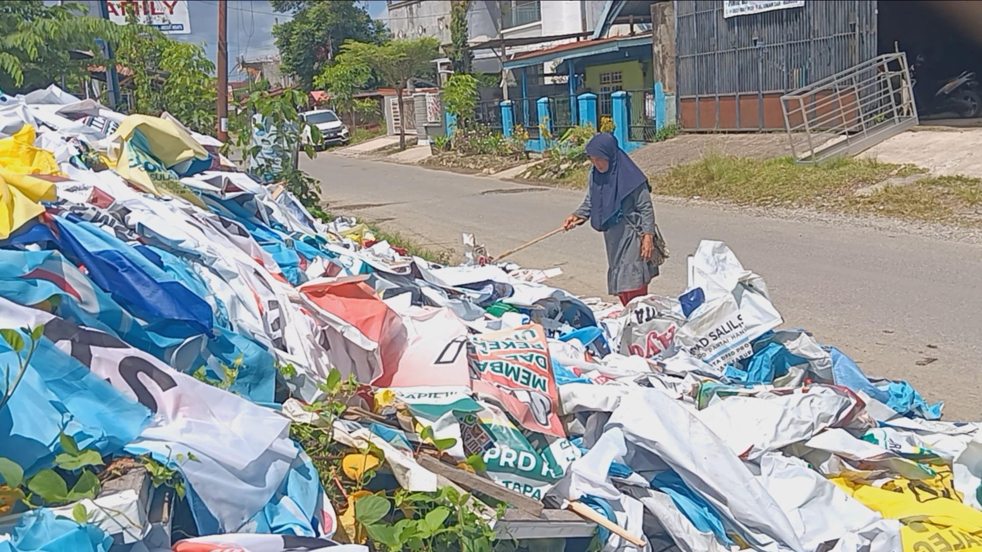 Salah-satu-warga-yang-mengambil-sampah-APK-di-samping-kantor-Bawaslu-Kabupaten-Mamuju.jpg