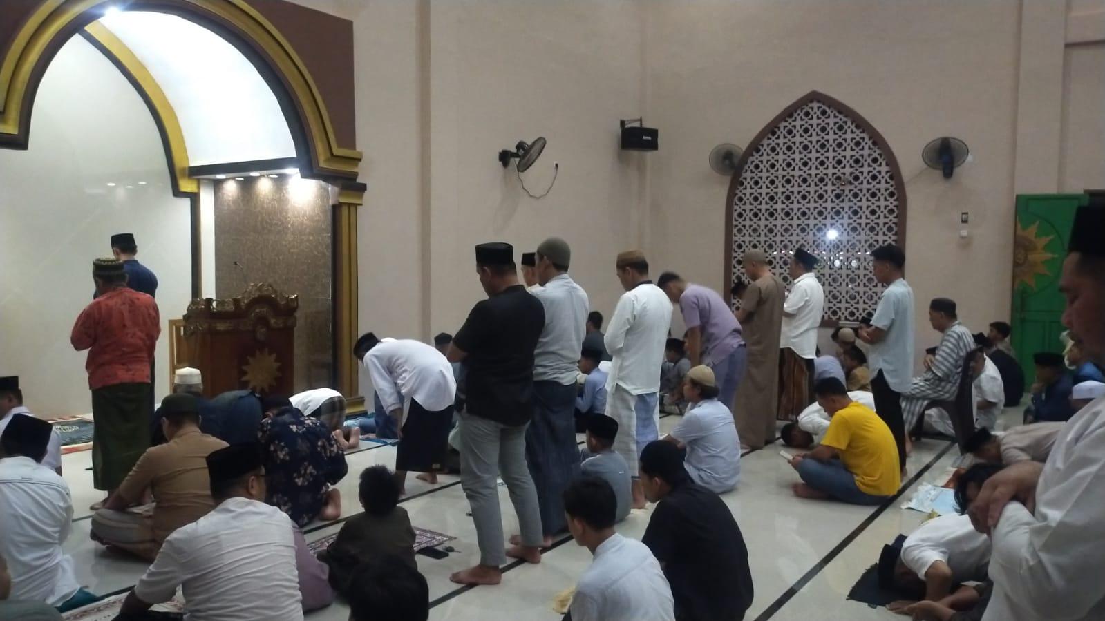 Salat-Tarawih-pertama-di-Majene.jpg