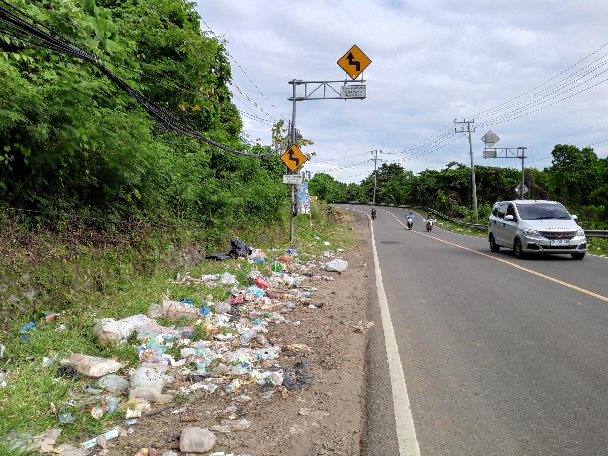 Sampah-berserakan-di-pinggir-Jl-Poros-Kalukku-Mamuju-Kelurahan-Mamunyu-Kecamatan-Mamuju.jpg
