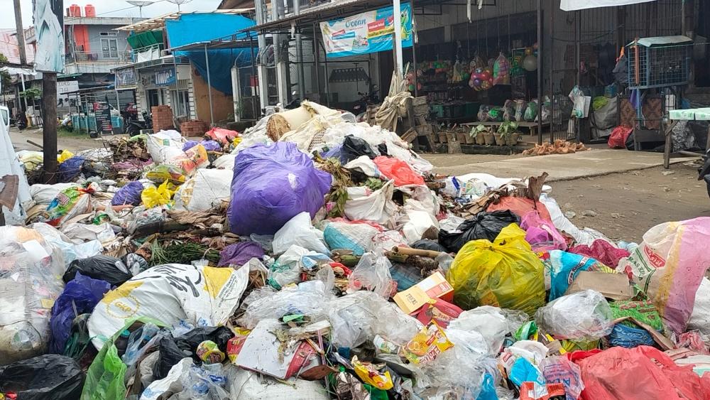 Sampah-kembali-menggunung-di-Kompleks-Pasar-Pekkabata-Polewali.jpg