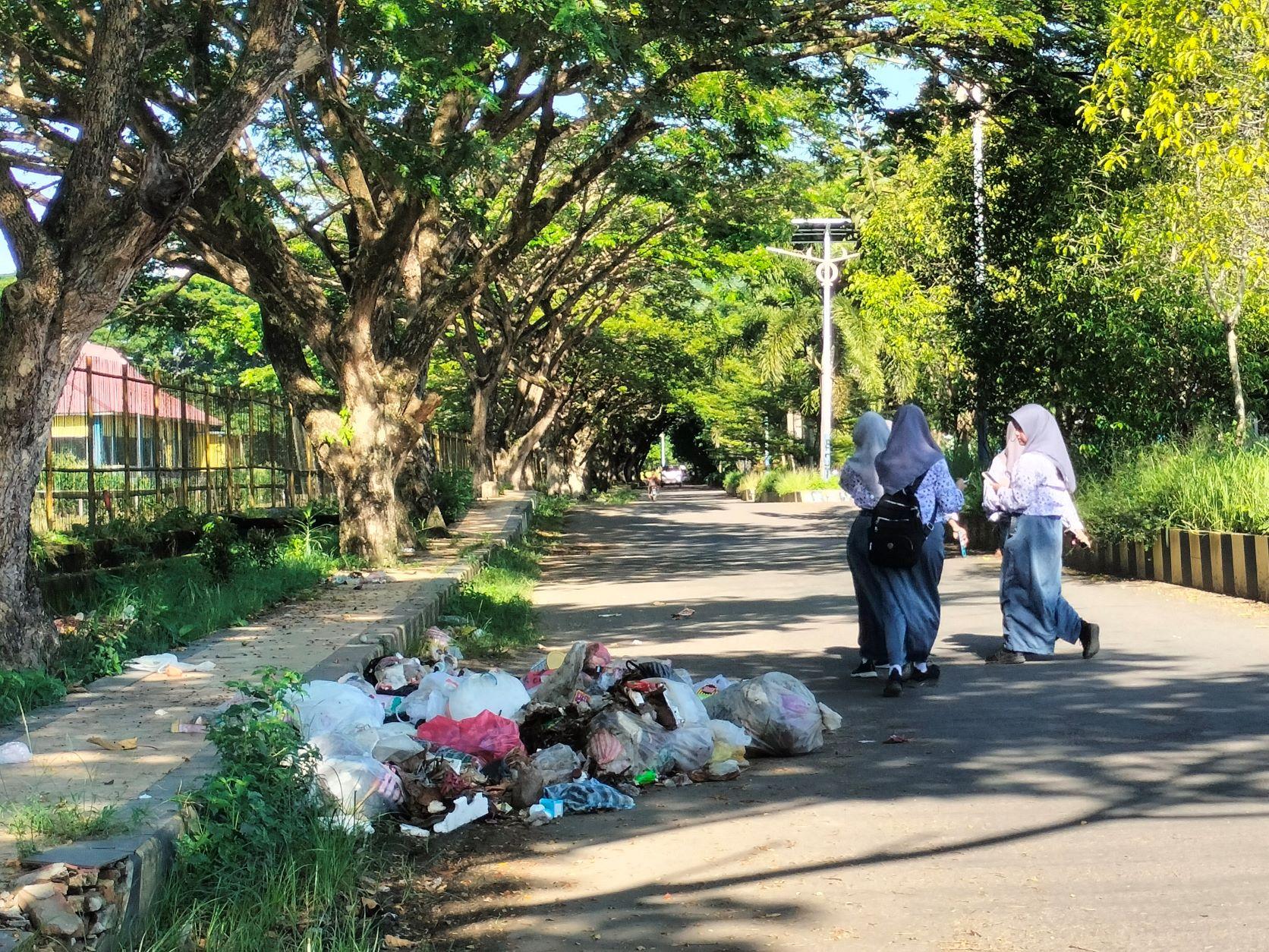 Sampah-menumpuk-dan-mengeluarkan-bau-busuk-di-Jl-Seruni.jpg