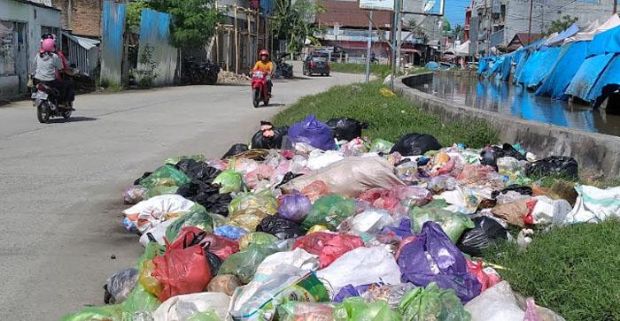 Sampah-menumpuk-di-pinggir-Jalan-Padi-Unggul-Kecamatan-Wonomulyo.jpg