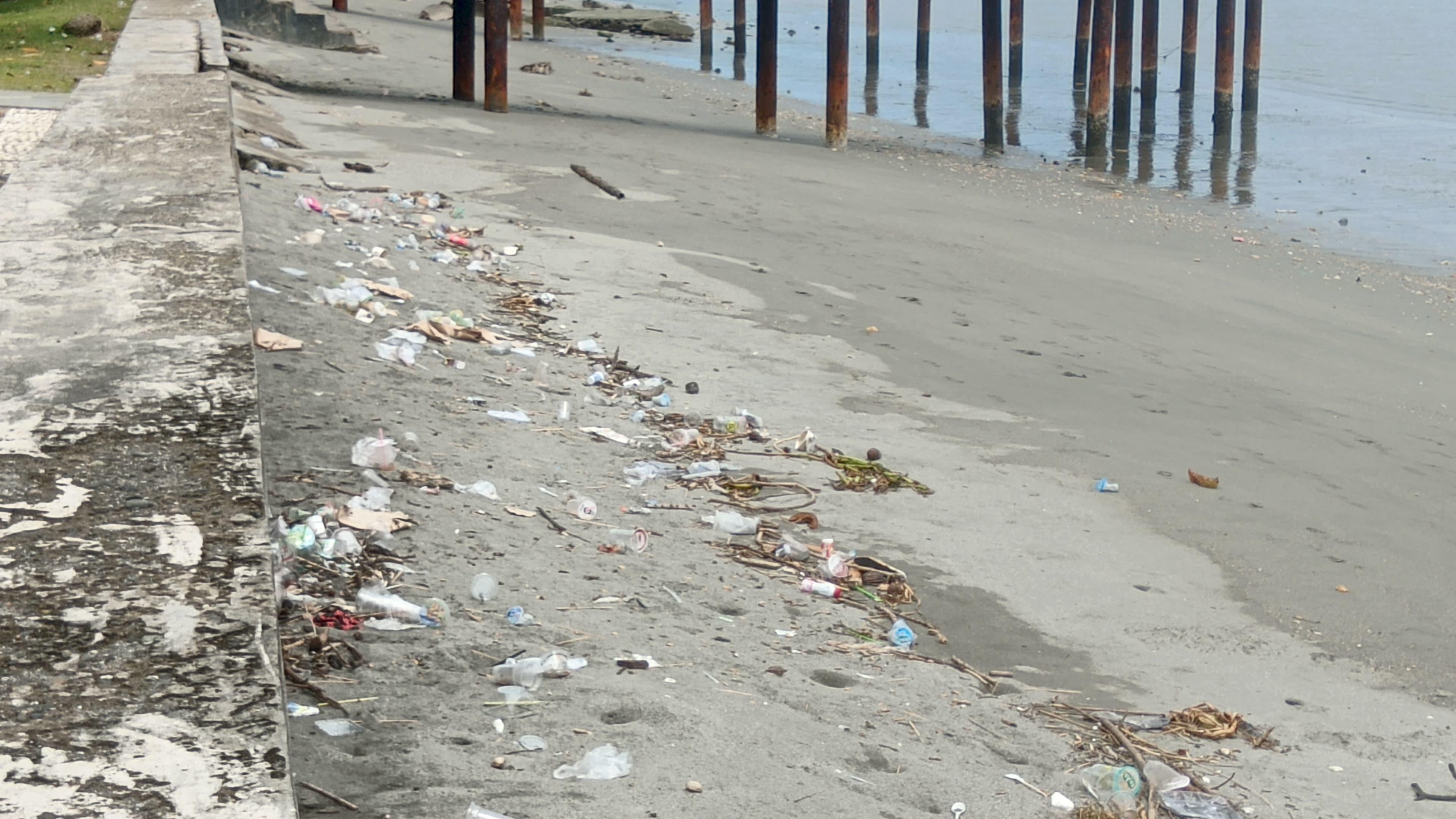 Sampah Berserakan di Anjungan Pasangkayu, Petugas Kebersihan: Baru Dua Hari Rapi, Kotor Lagi