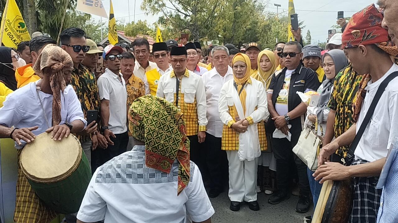 Samsul-Mahmud-dan-Andi-Nursami-saat-tiba-di-depan-kantor-KPU-Polman.jpg