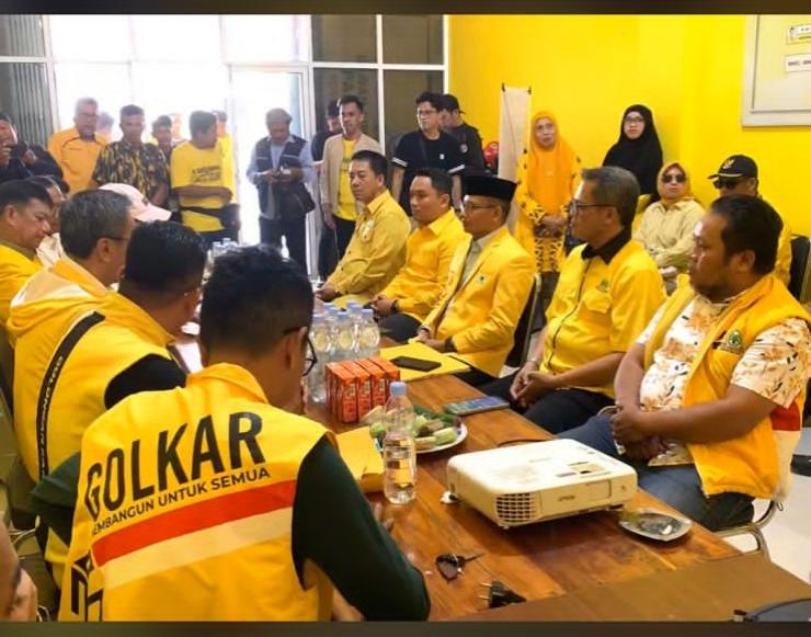Samsul-Mahmud-saat-mengembalikan-formulir-pendaftaran-calon-Ketua-DPD-Golkar-Sulbar.jpg