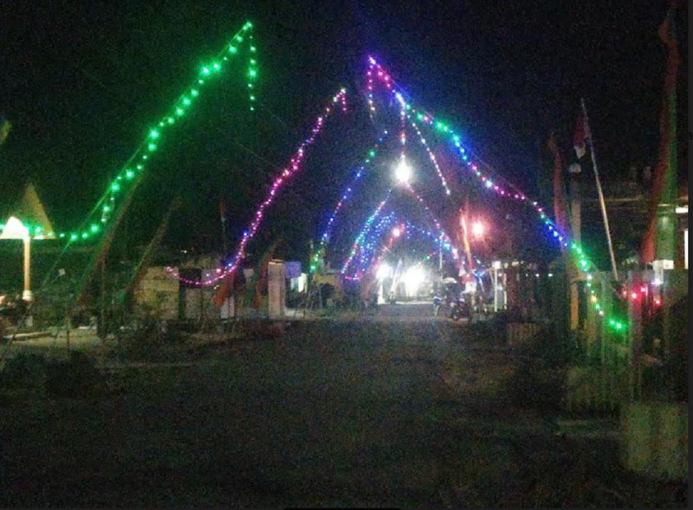 Semarak HUT RI, Satu Lorong Warga Pasangkayu Kompak Pasang Lampu Hias di Depan Rumah