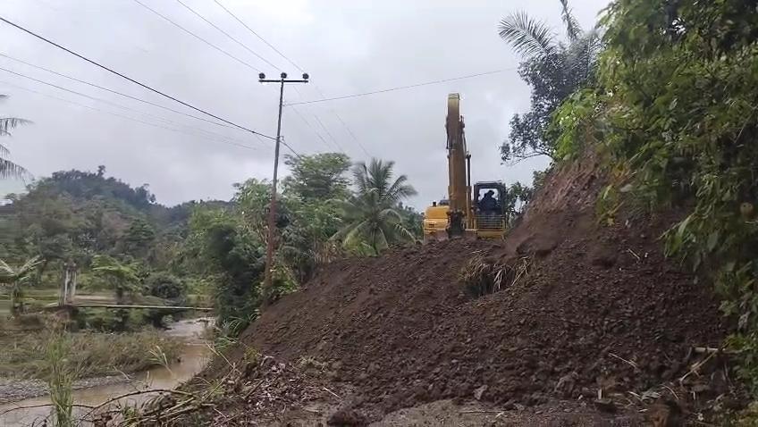 Satu-unit-alat-berat-mengevakuasi-material-longsor-di-Desa-Palatta-Polman.jpg