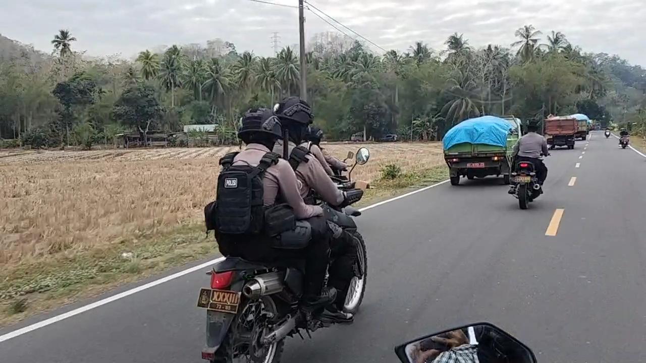 Ditolak Warga, Pemkab Polman Paksa TPA Paku Dibuka Kembali 18 Truk Sampah Dikawal Ketat Polisi