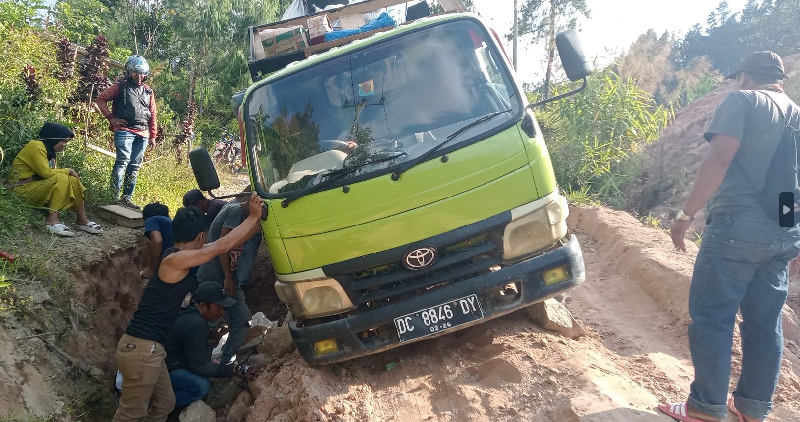 Sebuah-Truk-biru-nyaris-terguling-ke-Jurang-di-Desa-Saluahok.jpg